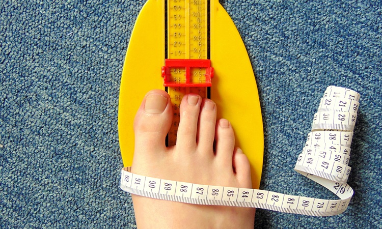 小さい足と靴の悩み】足のサイズ(足長)とワイズ(足囲)の測り方×ワイズ 